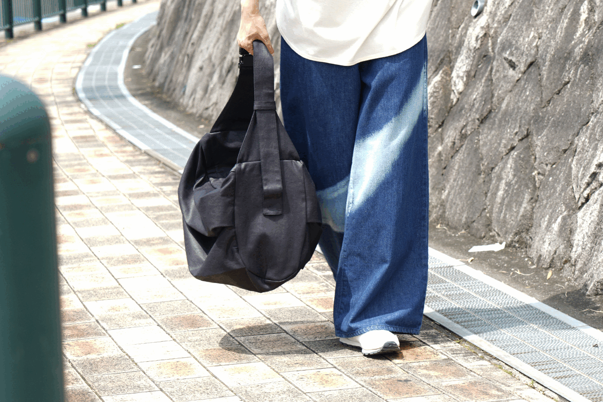 Edwina Hoerl / navy tuck short pants｜ファッション