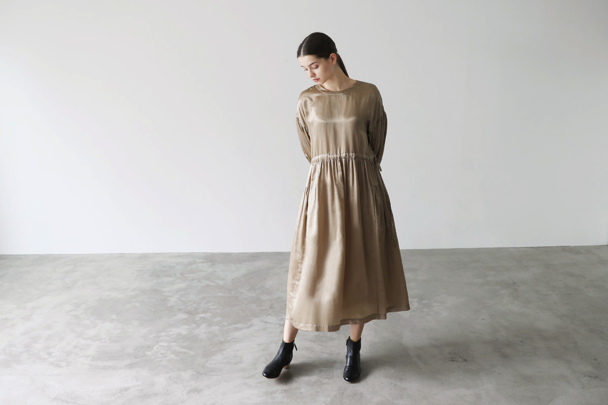 Mochi / DRESSING silk cotton gather dress [brown beige]