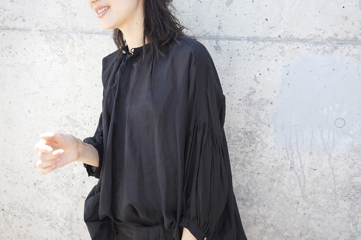 suzuki takayukiスズキタカユキpuff-sleeve blouse[S201-15/black