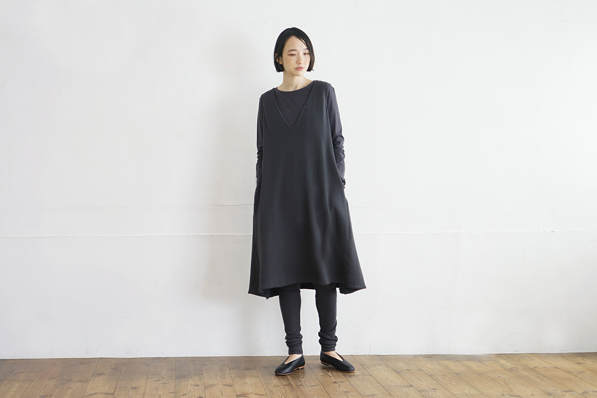 Mochi モチ v-neck one piece [charcoal grey]