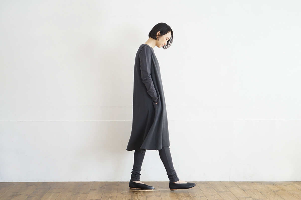 Mochi モチ v-neck one piece [charcoal grey]