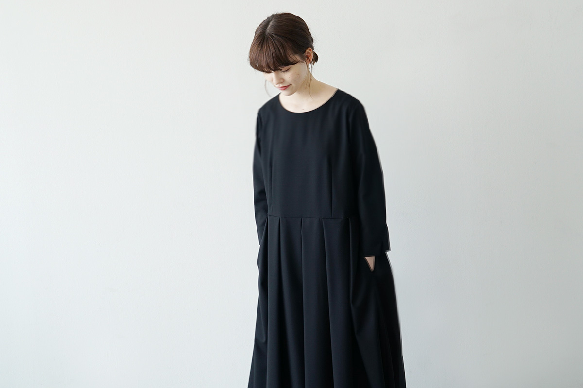 Mochi tuck dress [ma21-op-02/black]