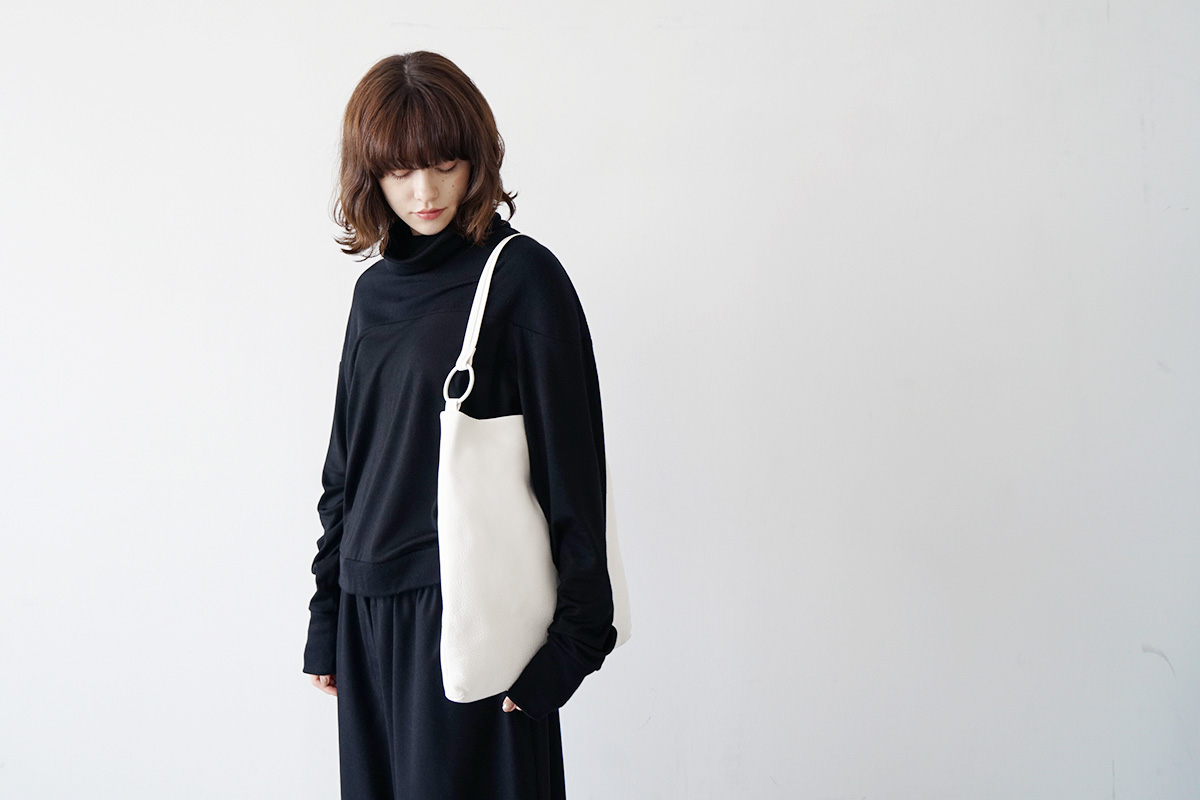 Mochi square shoulder bag [ma-pro-08/white]