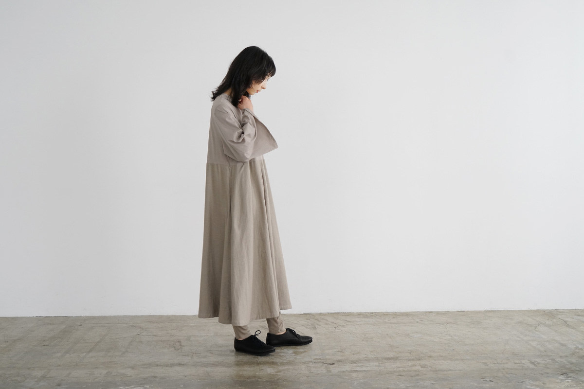 Mochi モチ flare sleeve one piece [greige]