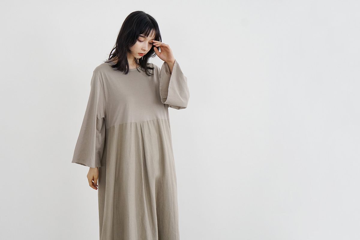 Mochi モチ flare sleeve one piece [greige]