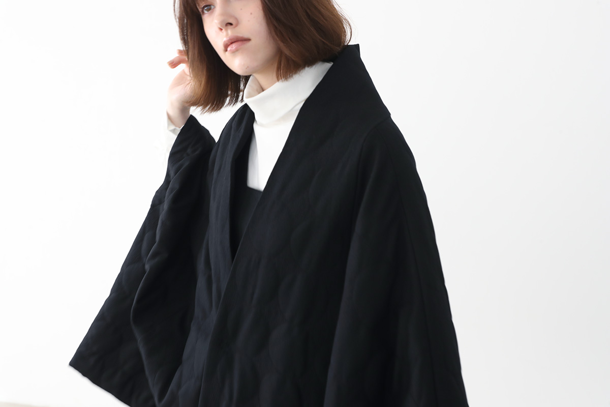 Mochi quilted cape  coat [ma22-co-02/black quilted]