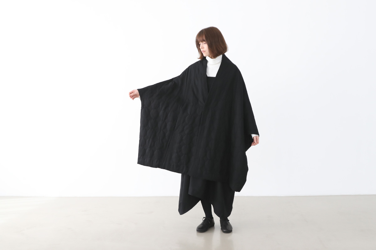 Mochi quilted cape  coat [ma22-co-02/black quilted]