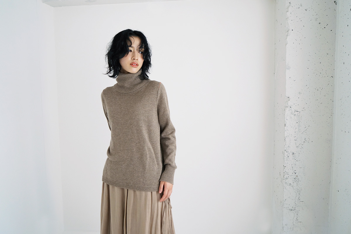 suzuki takayukiスズキタカユキturtle-neck sweater[A231-05/cinnamon 