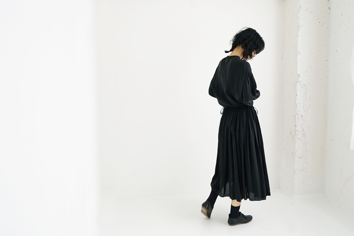 【新品】  suzuki takayuki / スズキタカユキ | 2022SS | dropped torso dress キュプラ バンドカラー ギャザー  ロング ドレス ワンピース black | F | ブラック | レディース