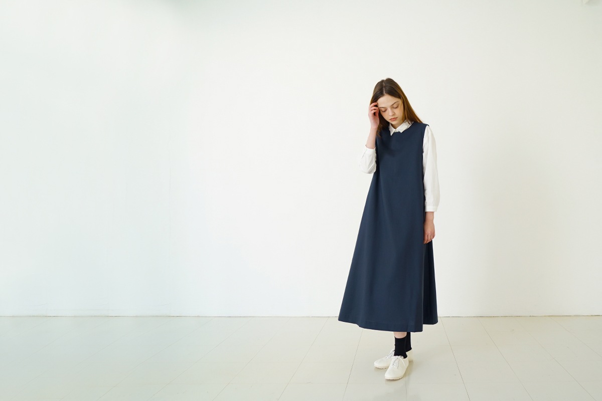 Mochi モチ no sleeve tuck dress [ms24-op-02/deep blue] ノースリーブタックドレス
