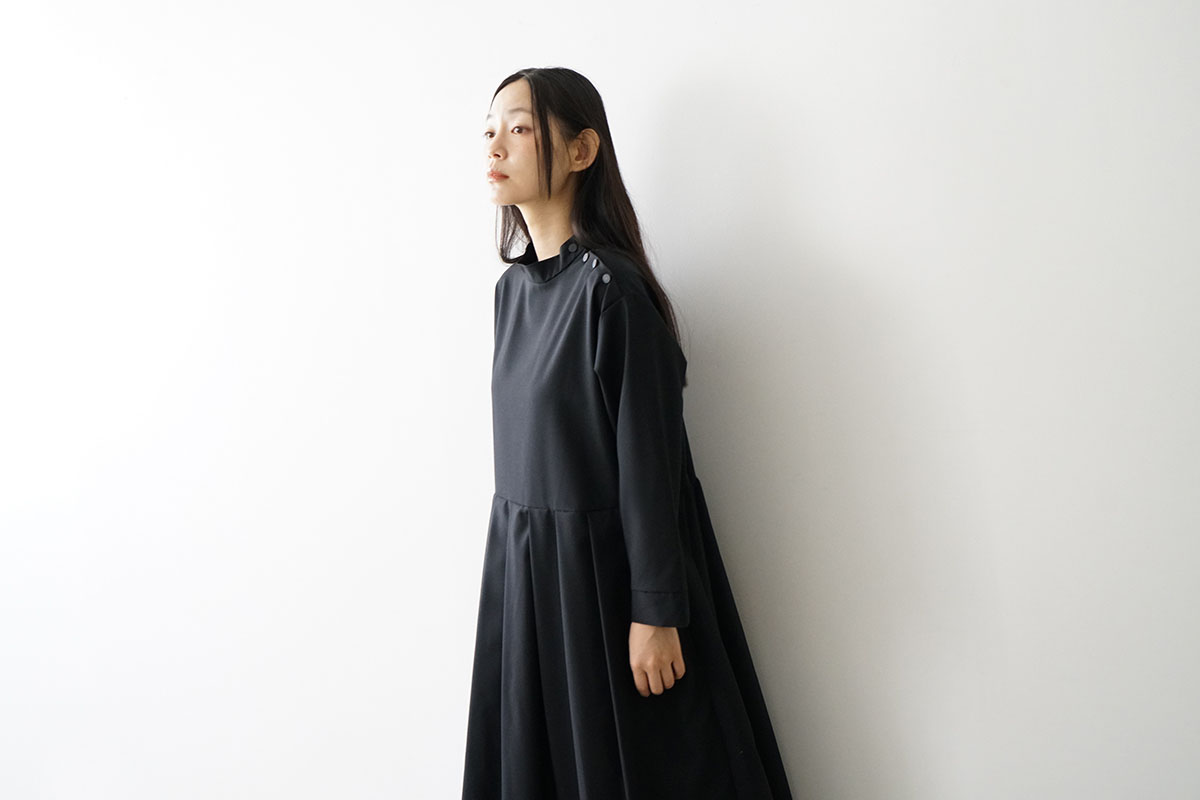 Mochi モチ hight neck tuck dress[ma20-op-01/black]<br>ハイネックタックワンピース