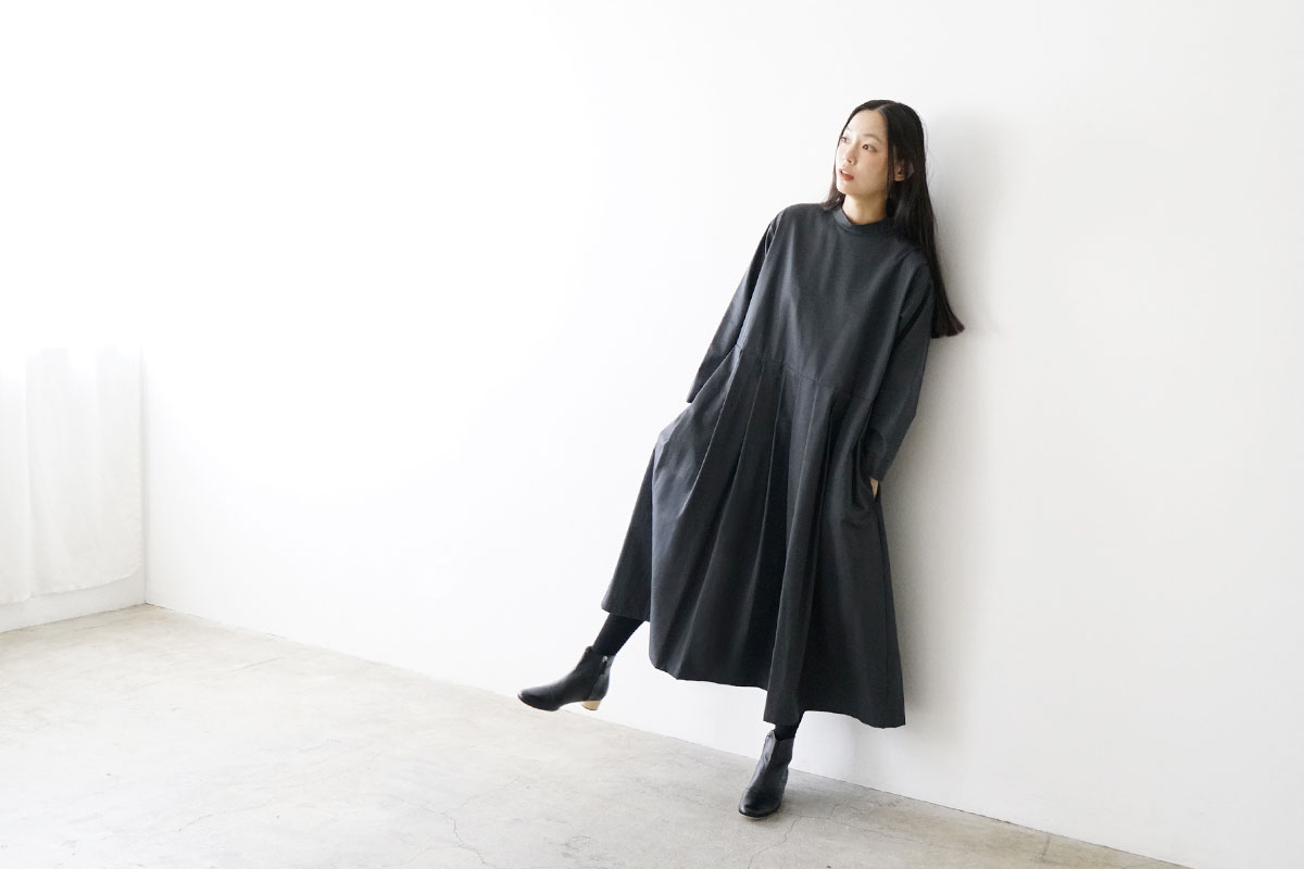 Mochi モチ hight neck tuck dress[ma20-op-01/graphite]ハイネックタックワンピース