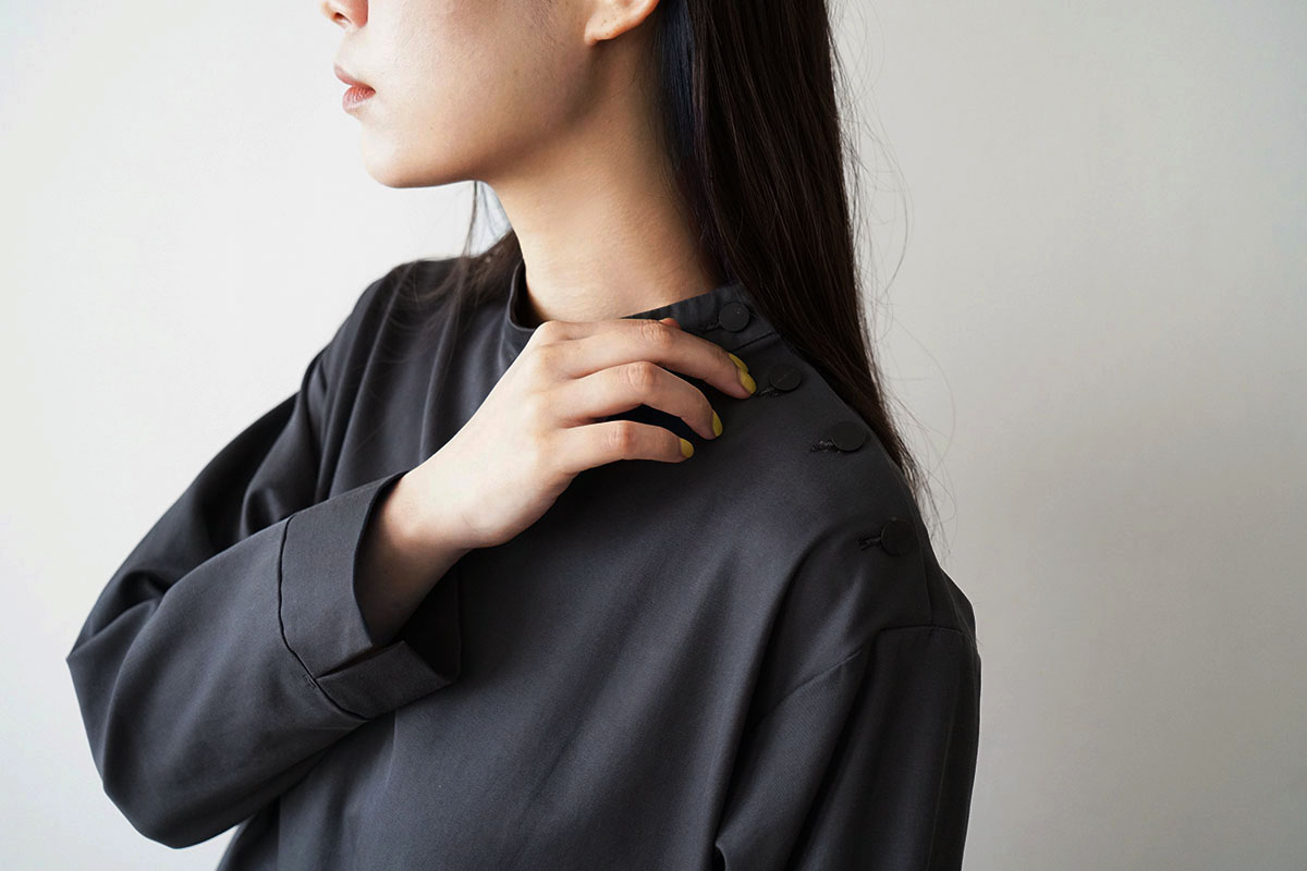 Mochi モチ hight neck tuck dress[ma20-op-01/graphite]ハイネックタックワンピース