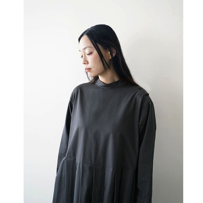 Mochi モチ hight neck tuck dress[ma20-op-01/graphite]ハイネックタックワンピース