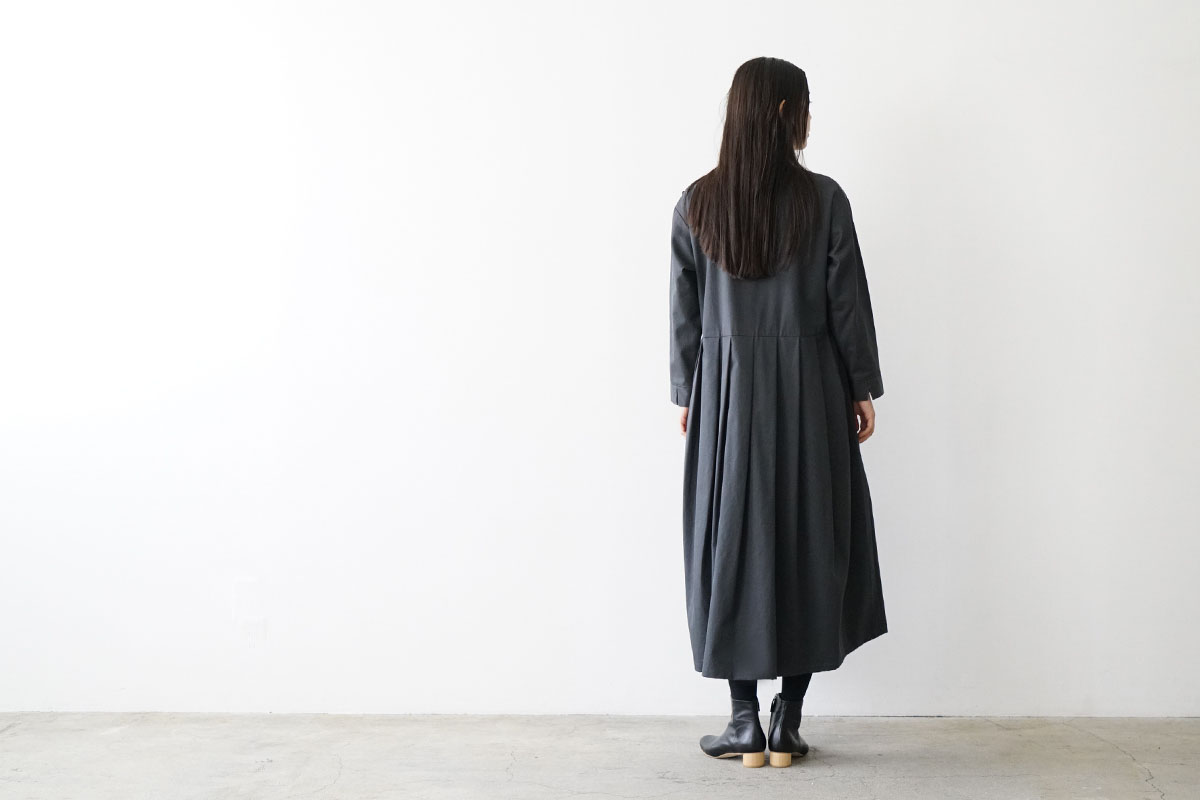 Mochi モチ hight neck tuck dress[ma20-op-01/graphite]ハイネックタックワンピース