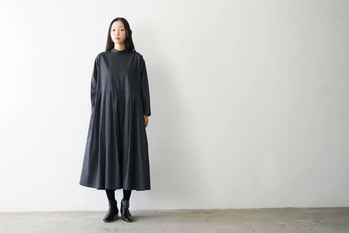 Mochi モチ hight neck tuck dress[ma20-op-01/graphite]ハイネックタックワンピース