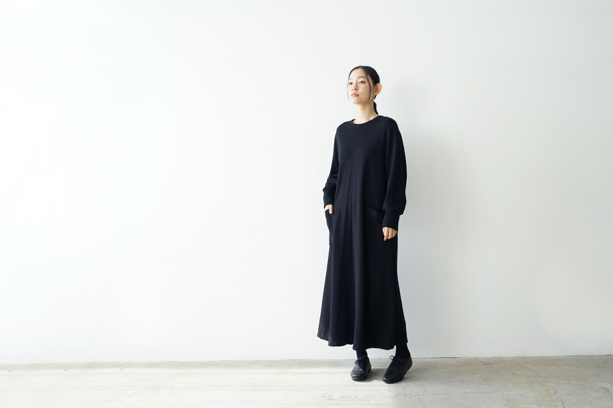 Mochi モチ sweat one piece [black]