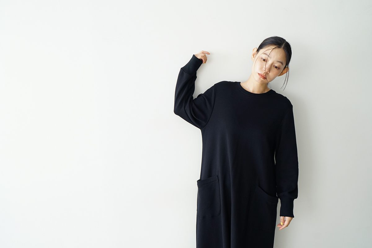 Mochi モチ sweat one piece [black]