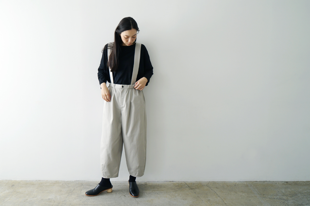 Mochi モチ suspenders cropped pants [chalk] サスペンダークロップドパンツ