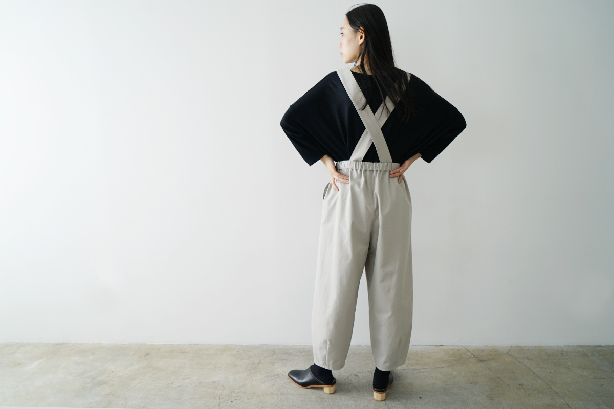 Mochi モチ suspenders cropped pants [chalk] サスペンダークロップドパンツ