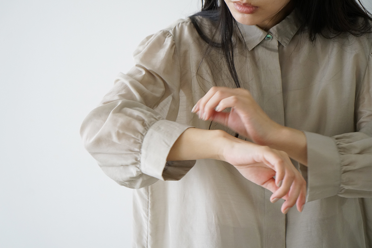 Mochi モチ puff sleeve gather blouse [sand] ギャザーブラウス