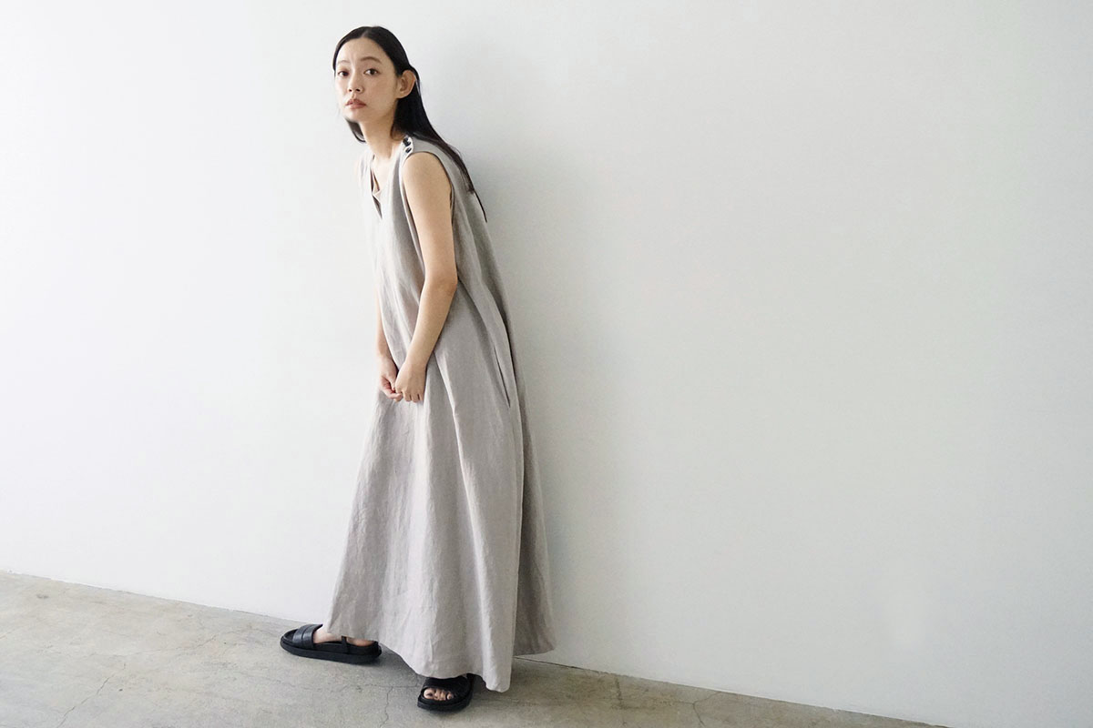 Mochi モチ linen v-neck dress [sand] フレンチリネンVネックドレス