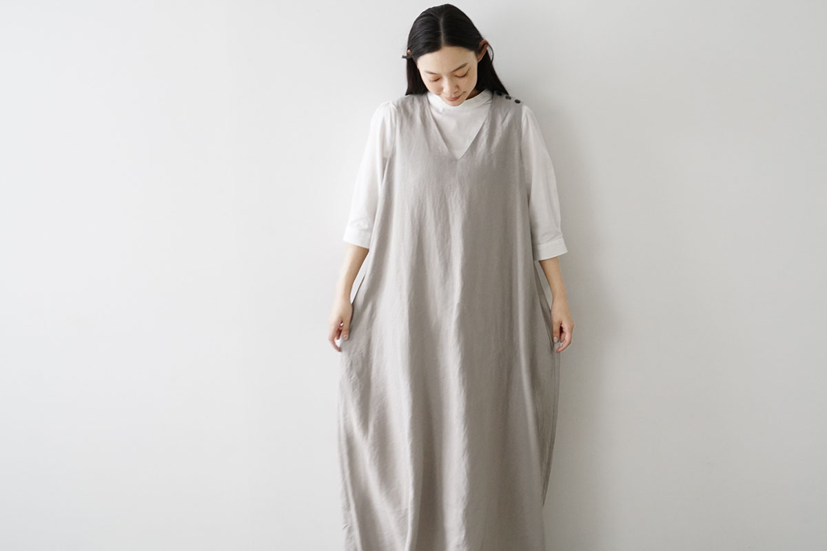 Mochi モチ linen v-neck dress [sand] フレンチリネンVネックドレス
