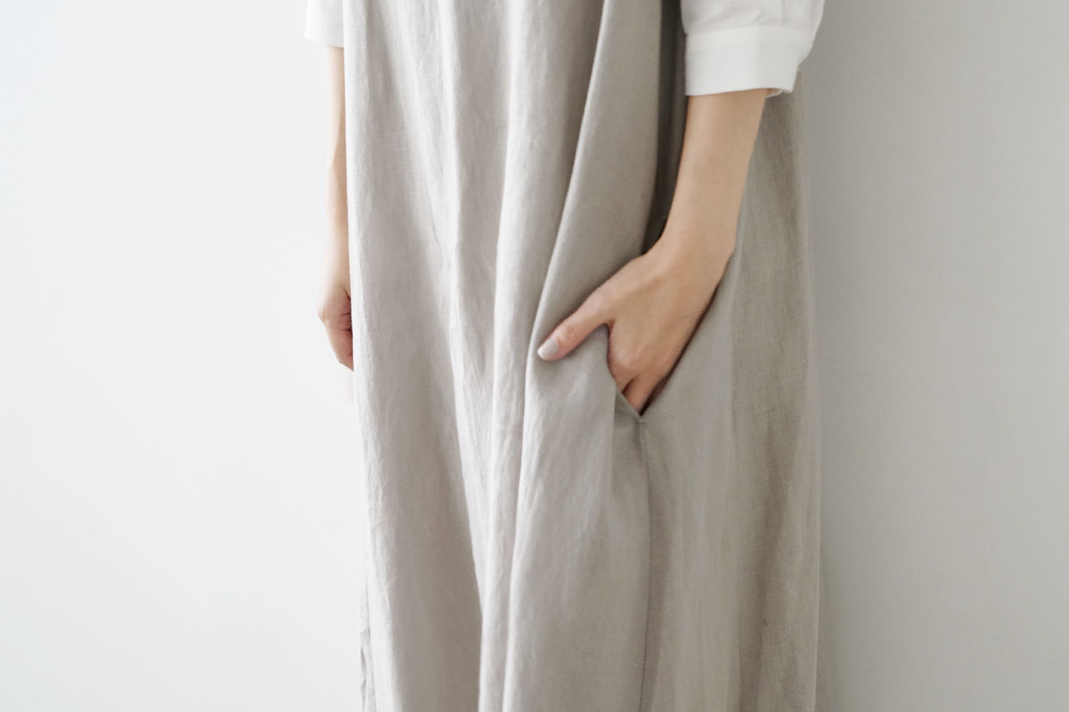 Mochi モチ linen v-neck dress [sand] フレンチリネンVネックドレス