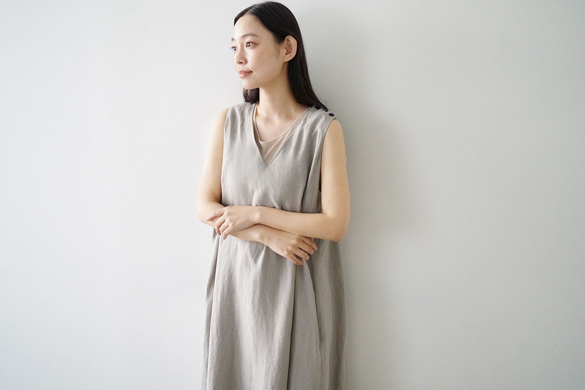 Mochi モチ linen v-neck dress [sand] フレンチリネンVネックドレス