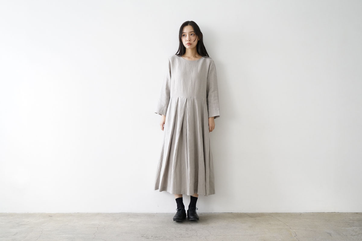 Mochi モチ tuck dress [sand] フレンチリネンタックドレス