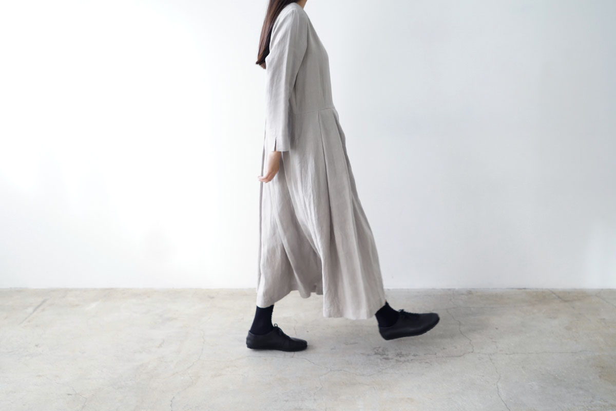 Mochi モチ tuck dress [sand] フレンチリネンタックドレス