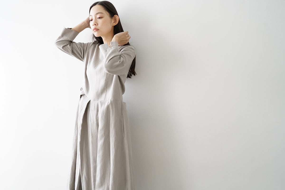 Mochi モチ tuck dress [sand] フレンチリネンタックドレス