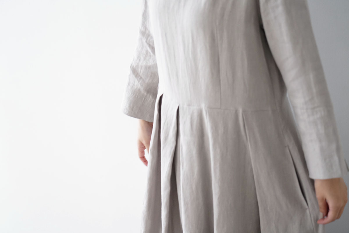 Mochi モチ tuck dress [sand] フレンチリネンタックドレス