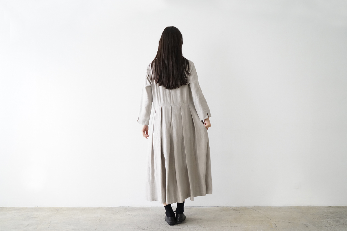 Mochi モチ tuck dress [sand] フレンチリネンタックドレス