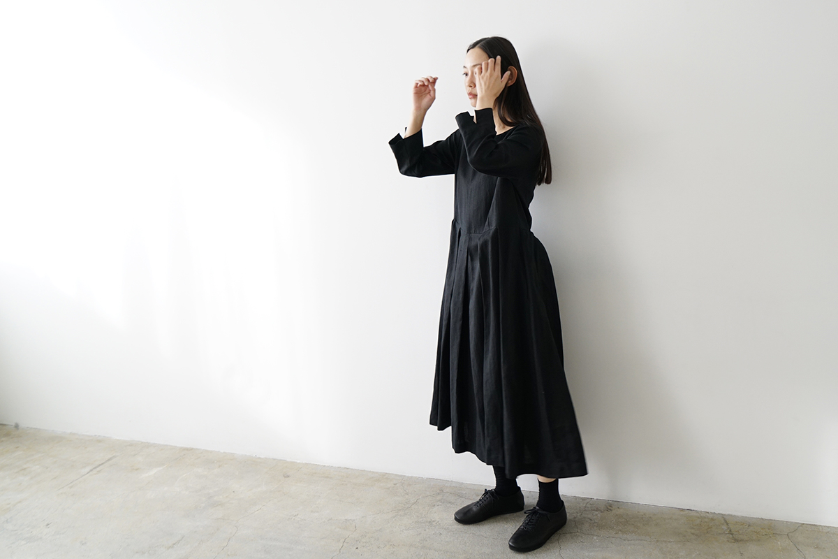 Mochi モチ tuck dress [black] フレンチリネンタックドレス