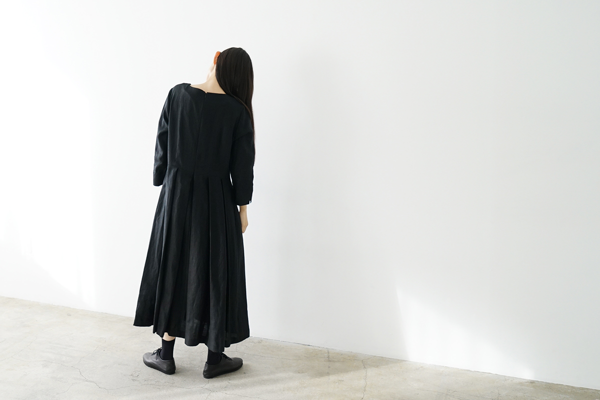 Mochi モチ tuck dress [black] フレンチリネンタックドレス