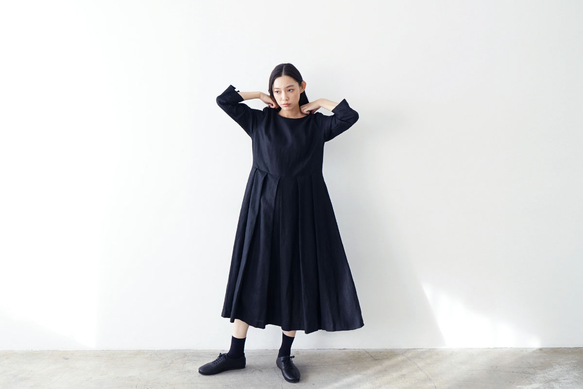 Mochi モチ tuck dress [black] フレンチリネンタックドレス