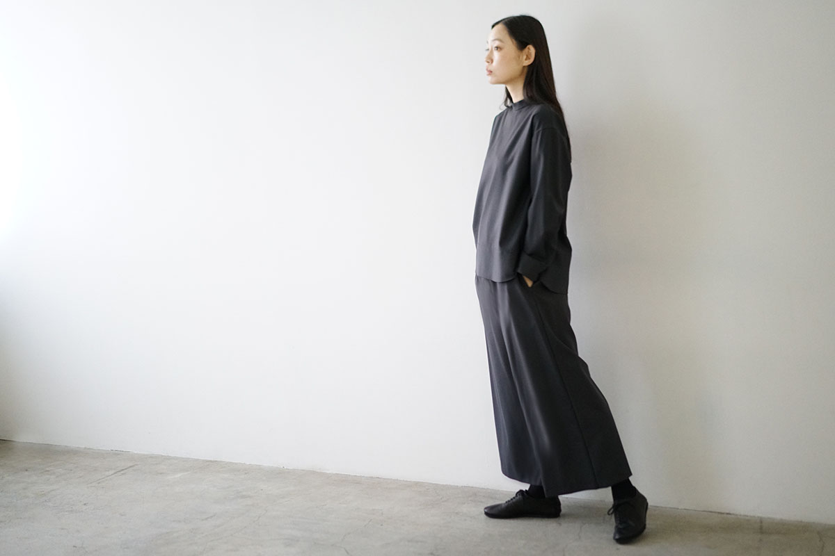 Mochi モチ petit high necked shirt [dark moss grey] ハイネックシャツ