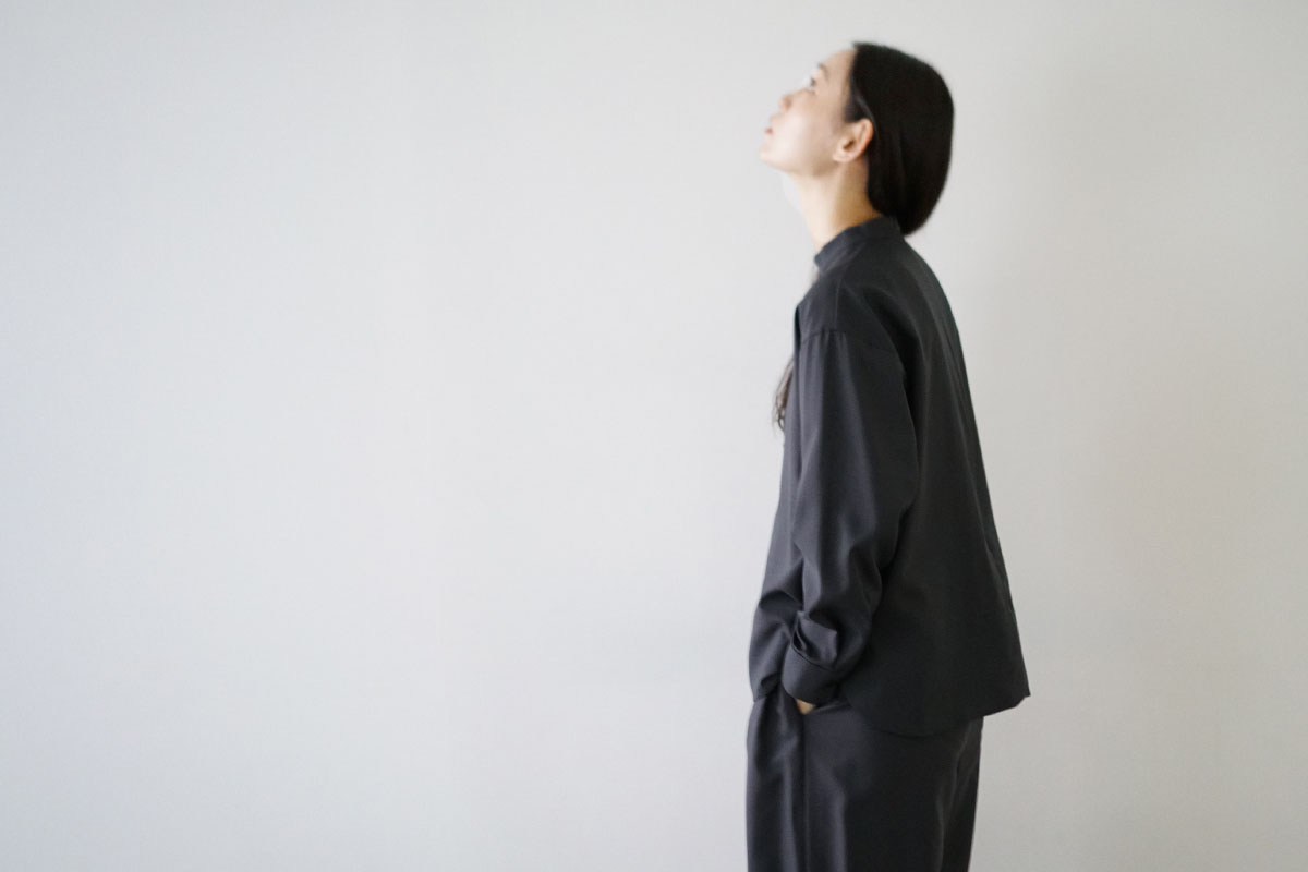Mochi モチ petit high necked shirt [dark moss grey] ハイネックシャツ