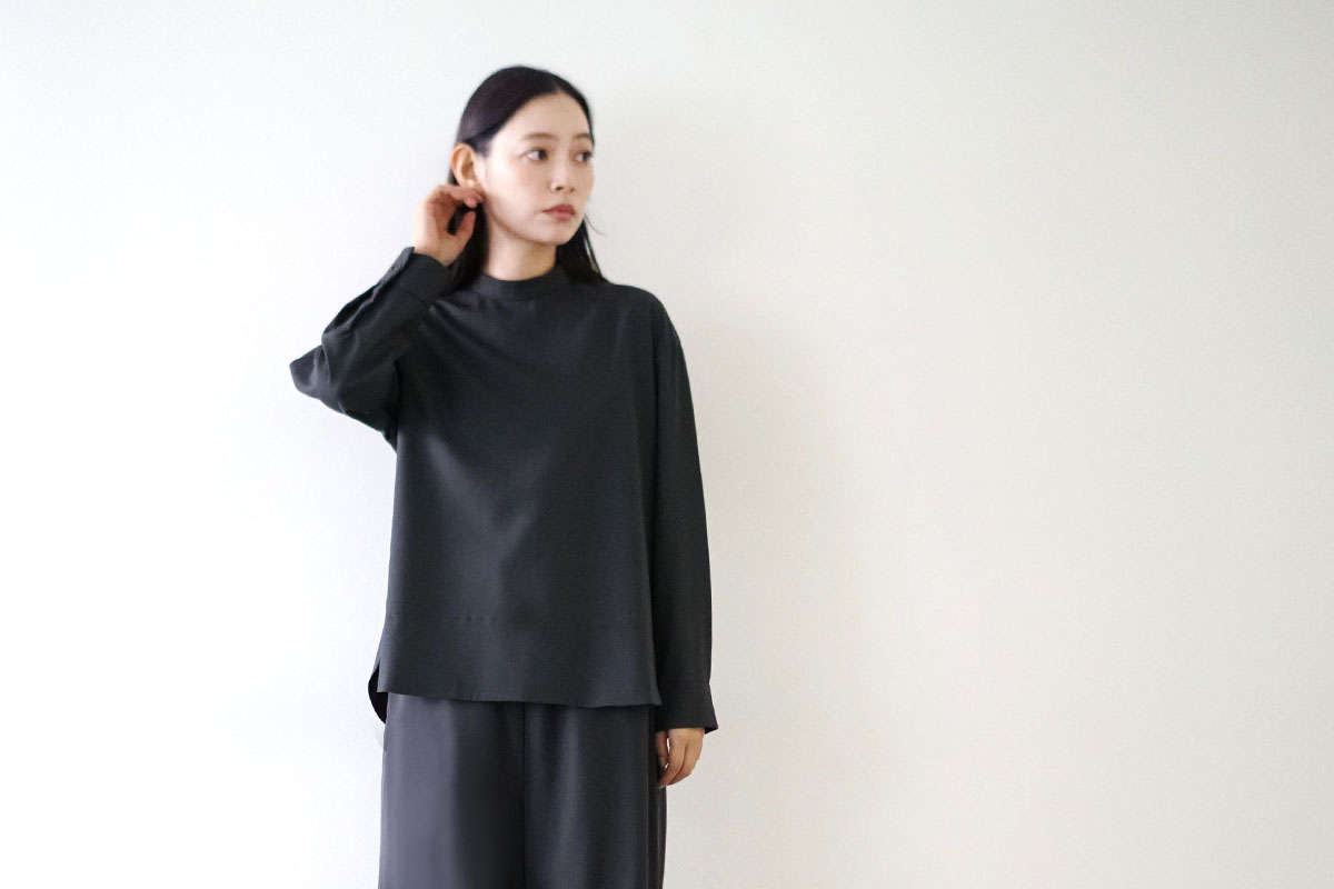 Mochi モチ petit high necked shirt [dark moss grey] ハイネックシャツ
