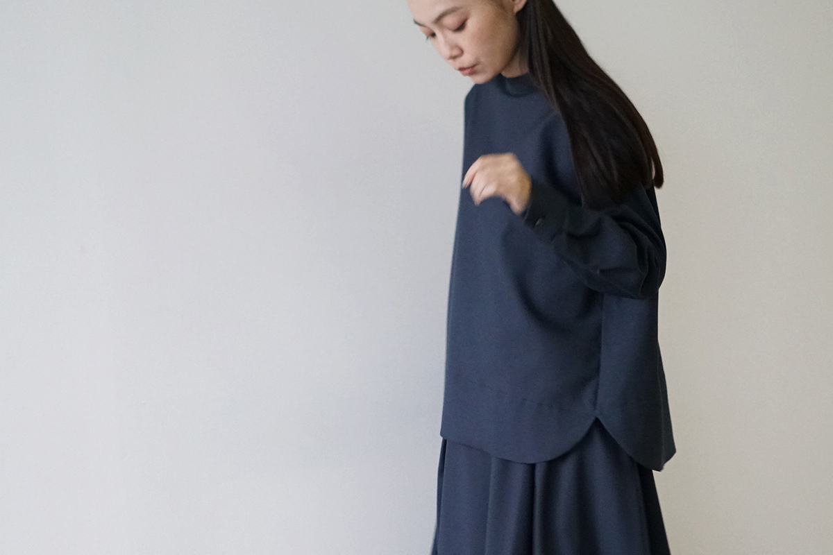 Mochi モチ petit high necked shirt [deep blue] ハイネックシャツ