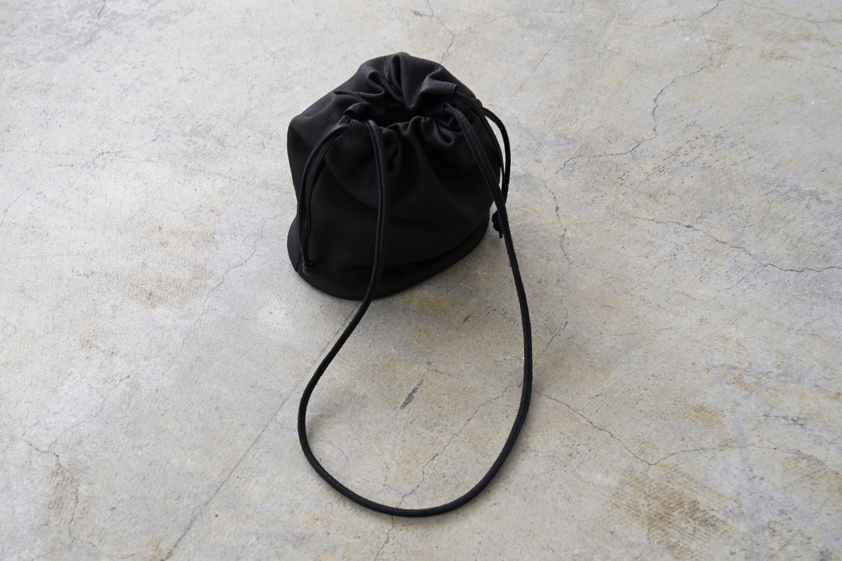 Mochi モチ ellipse bag [black] 鹿革 巾着ショルダーバッグ