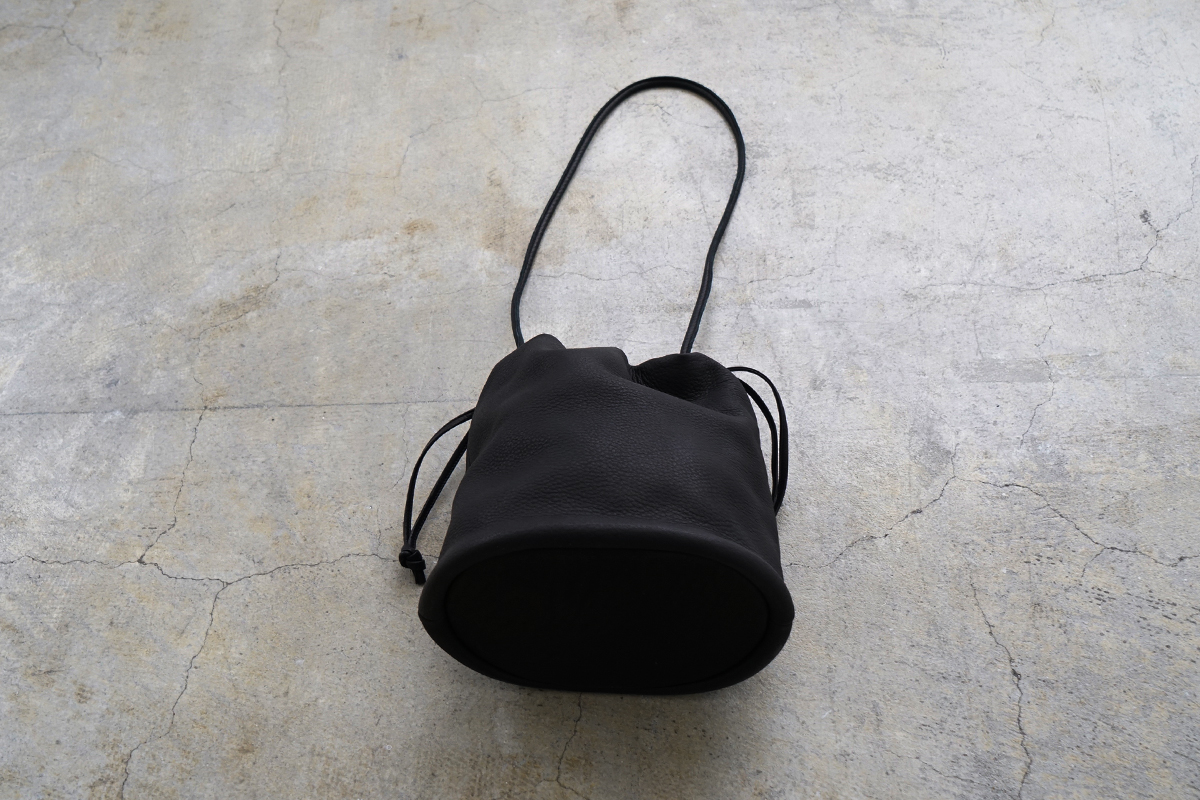 Mochi モチ ellipse bag [black] 鹿革 巾着ショルダーバッグ