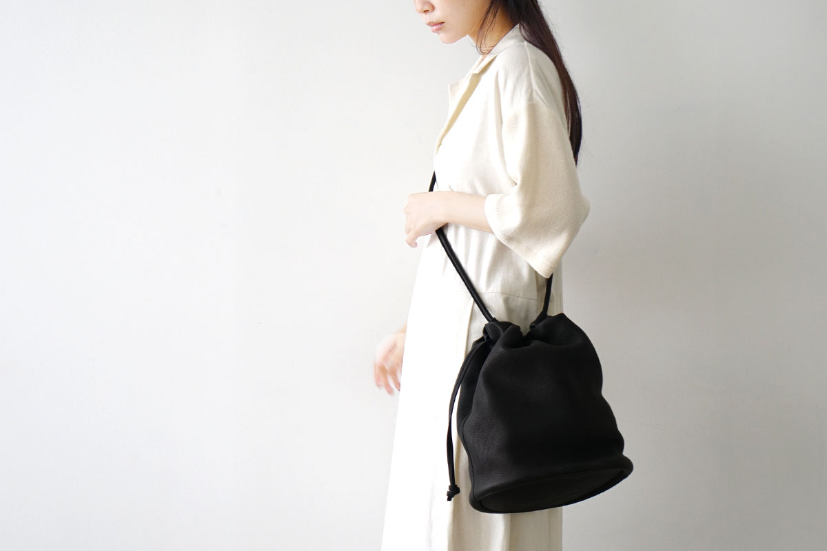Mochi モチ ellipse bag [black] 鹿革 巾着ショルダーバッグ