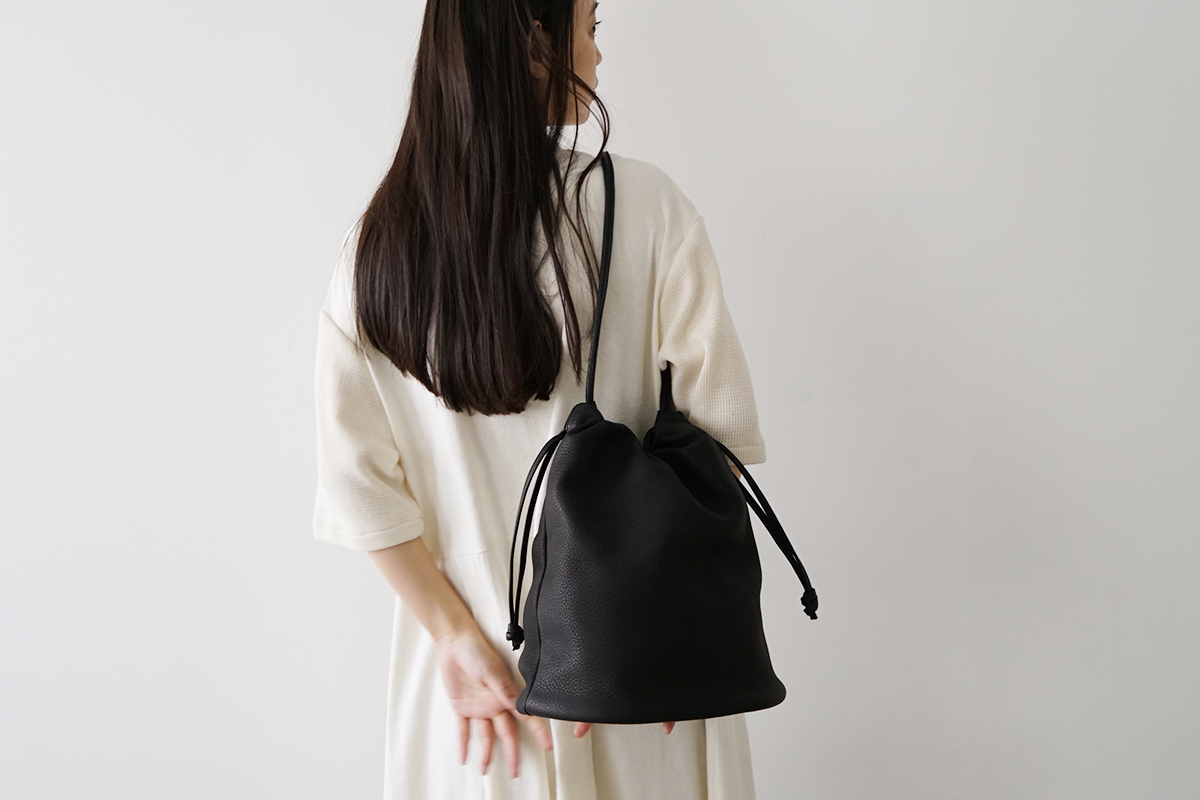 Mochi モチ ellipse bag [black] 鹿革 巾着ショルダーバッグ