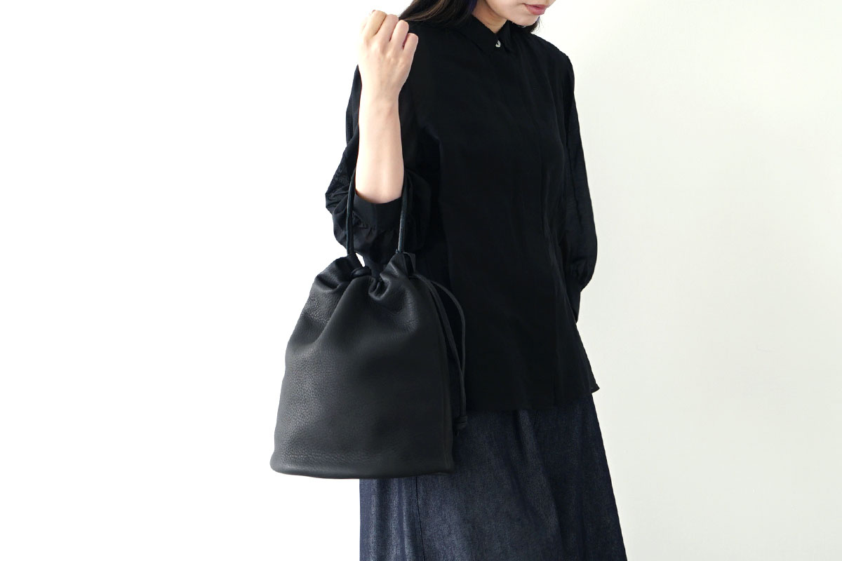 Mochi モチ ellipse bag [black] 鹿革 巾着ショルダーバッグ