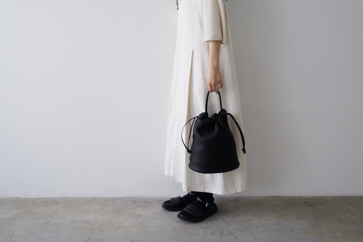 Mochi モチ ellipse bag [black] 鹿革 巾着ショルダーバッグ