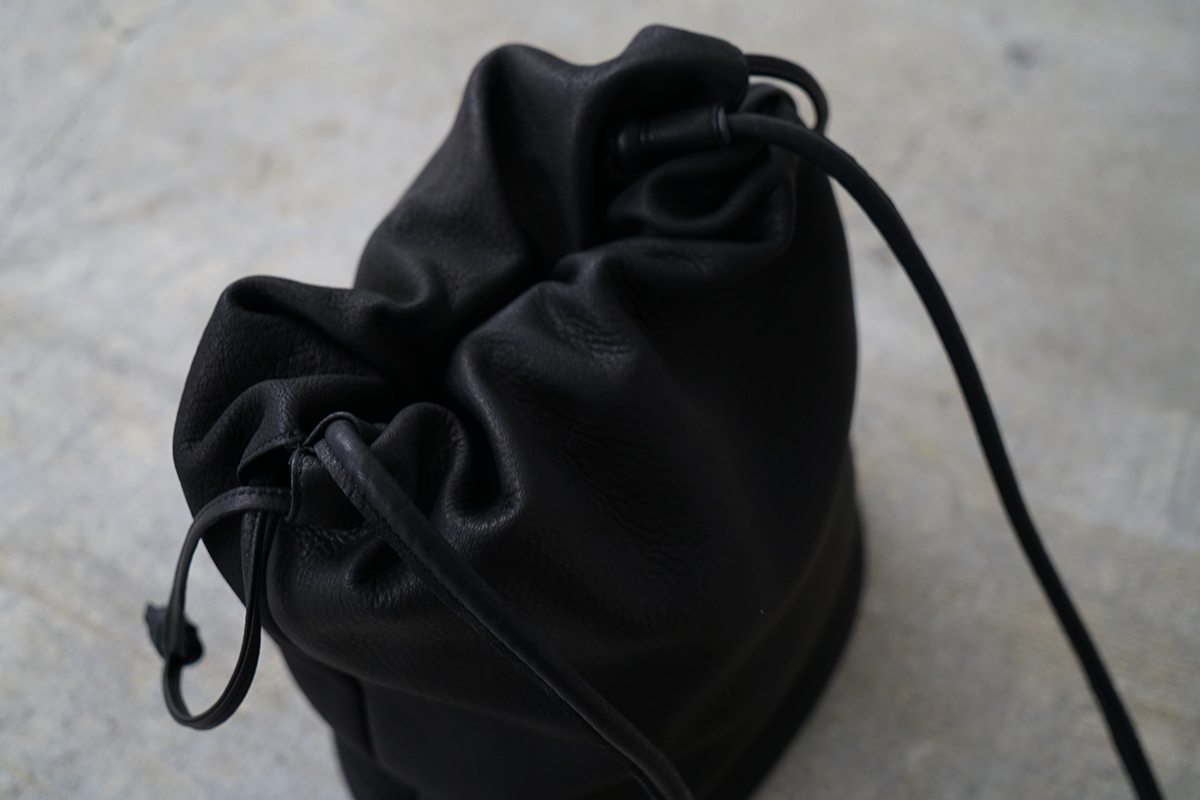 Mochi モチ ellipse bag [black] 鹿革 巾着ショルダーバッグ