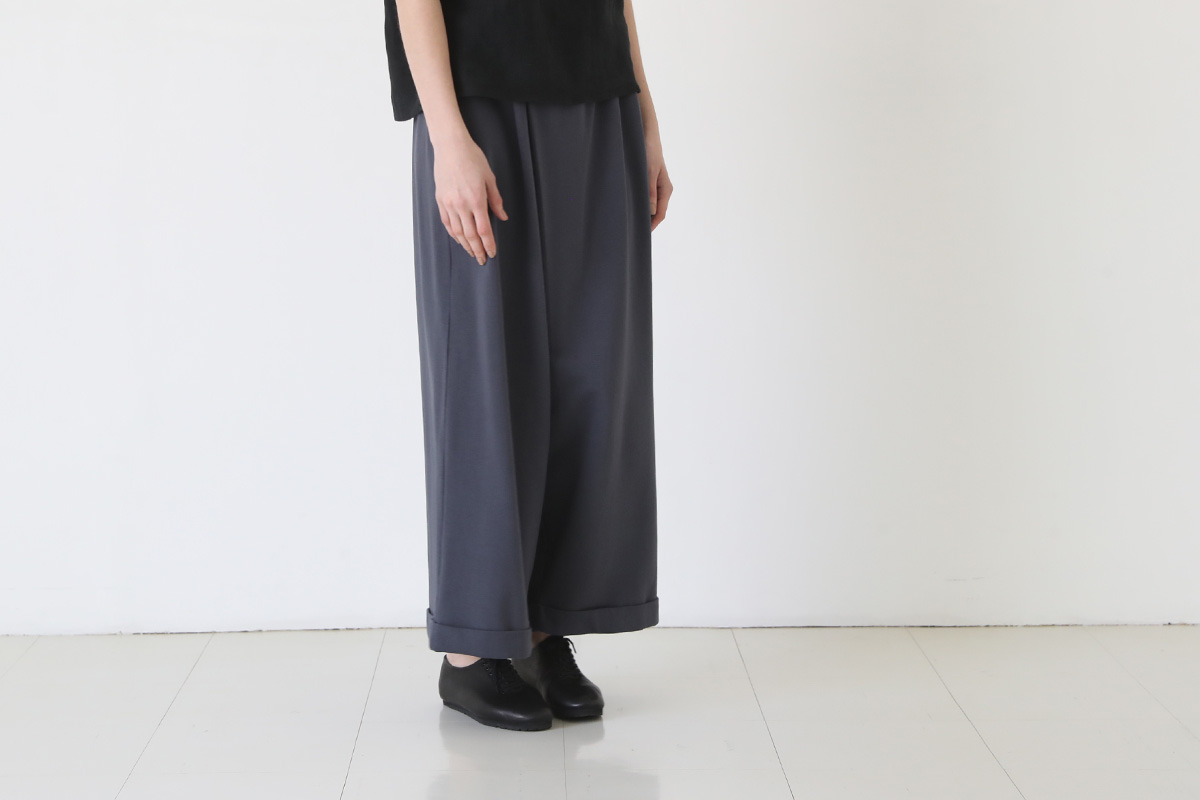 Mochi モチ asymmetry sweatpants [charcoal grey]