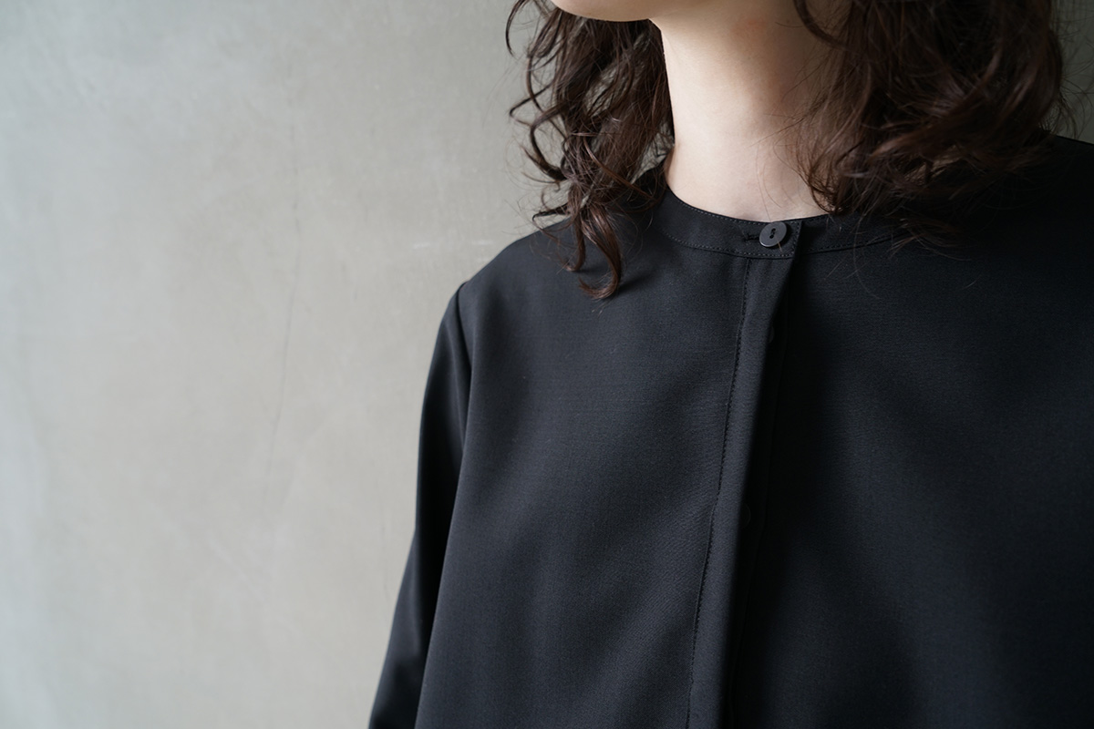 Mochi モチ fly front tuck blouse [black]